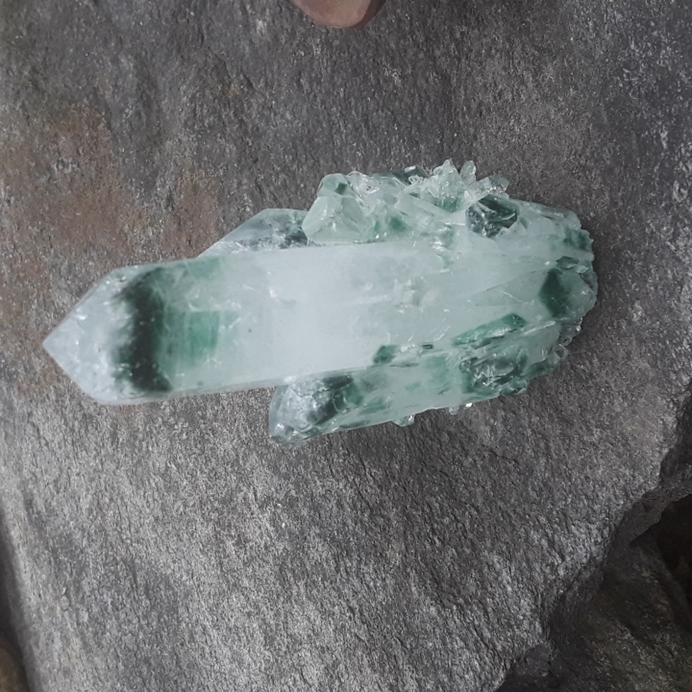 Green phantom quartz crystal cluster, lab-grown - Picture 3 of 8